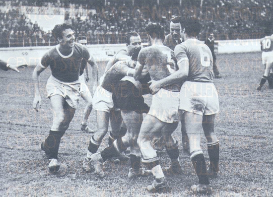 26_05_1940 Lazio-Roma 1-0 I Laziali abbracciano il debuttante portiere Corrado Giovannini che ha appena parato un rigorewtm